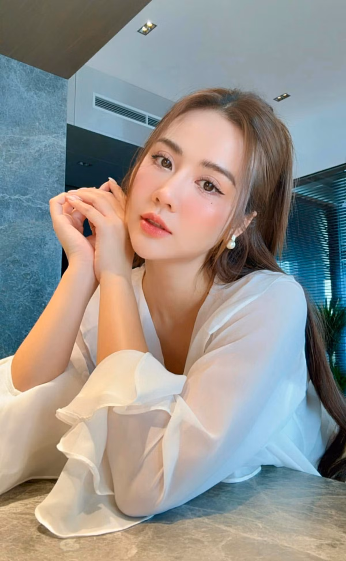 Cô từng lọt vào Top 5 cuộc thi Miss Teen năm 2009, sau đó tham gia showbiz với vai trò người mẫu ảnh, đồng thời kinh doanh thời trang…