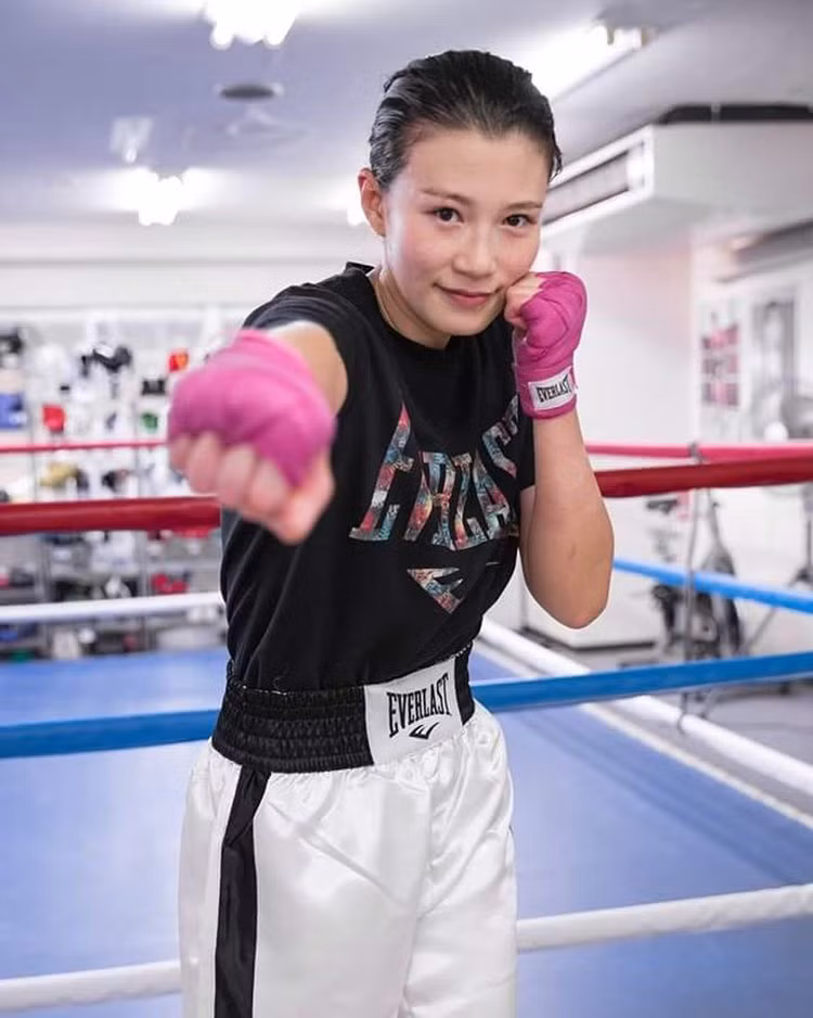 Tomomi Takano chính thức trở thành võ sĩ boxing chuyên nghiệp vào năm 2013. Sự xuất hiện của cô trên sàn đấu ngay lập tức thu hút sự chú ý của người hâm mộ tại Nhật Bản.