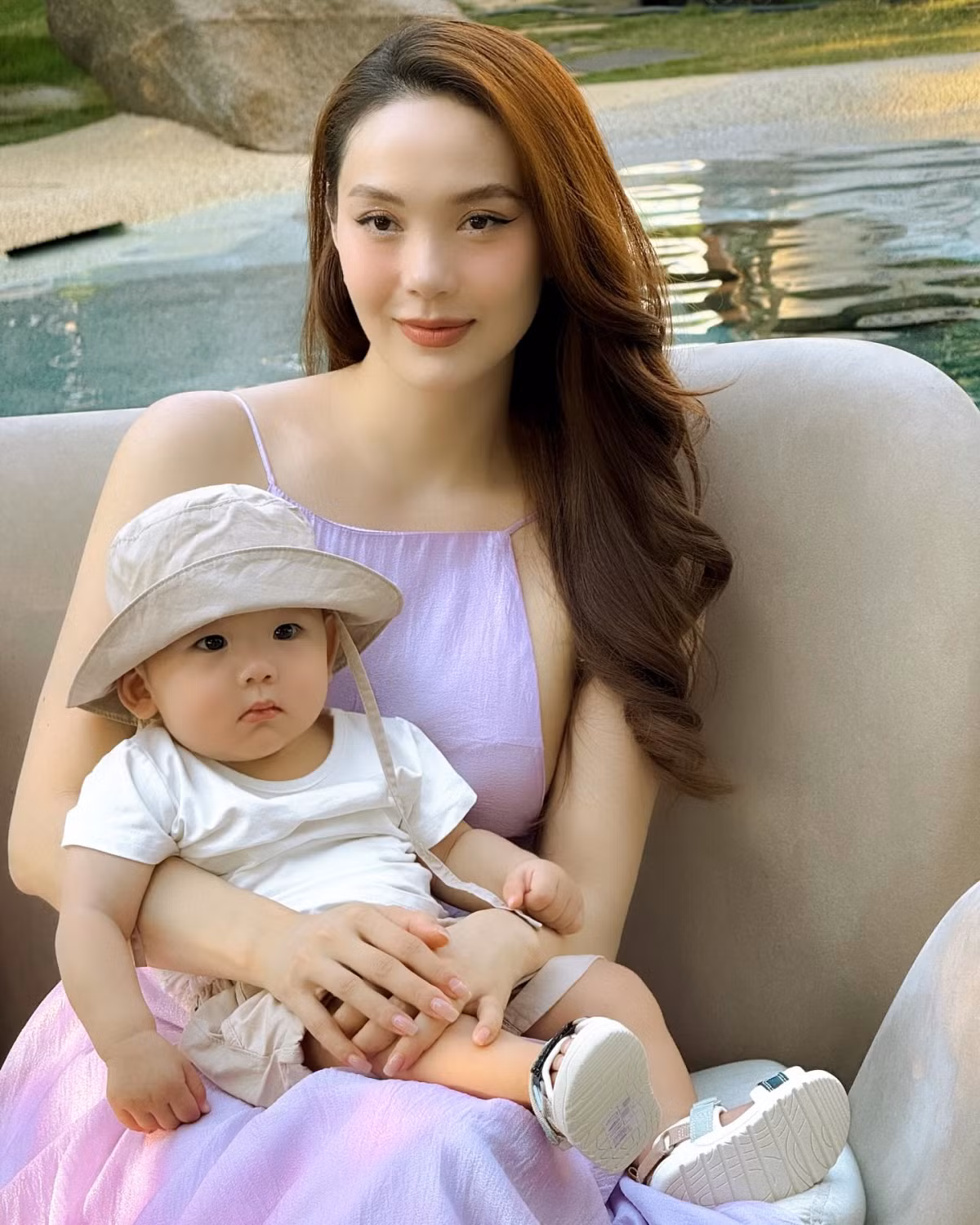 Minh Hằng bế con trai khi đi biển nghỉ dưỡng ở Phú Quý. Trong vòng tay mẹ, cậu nhóc biểu cảm phụng phịu, được nhiều khán giả khen dễ thương.