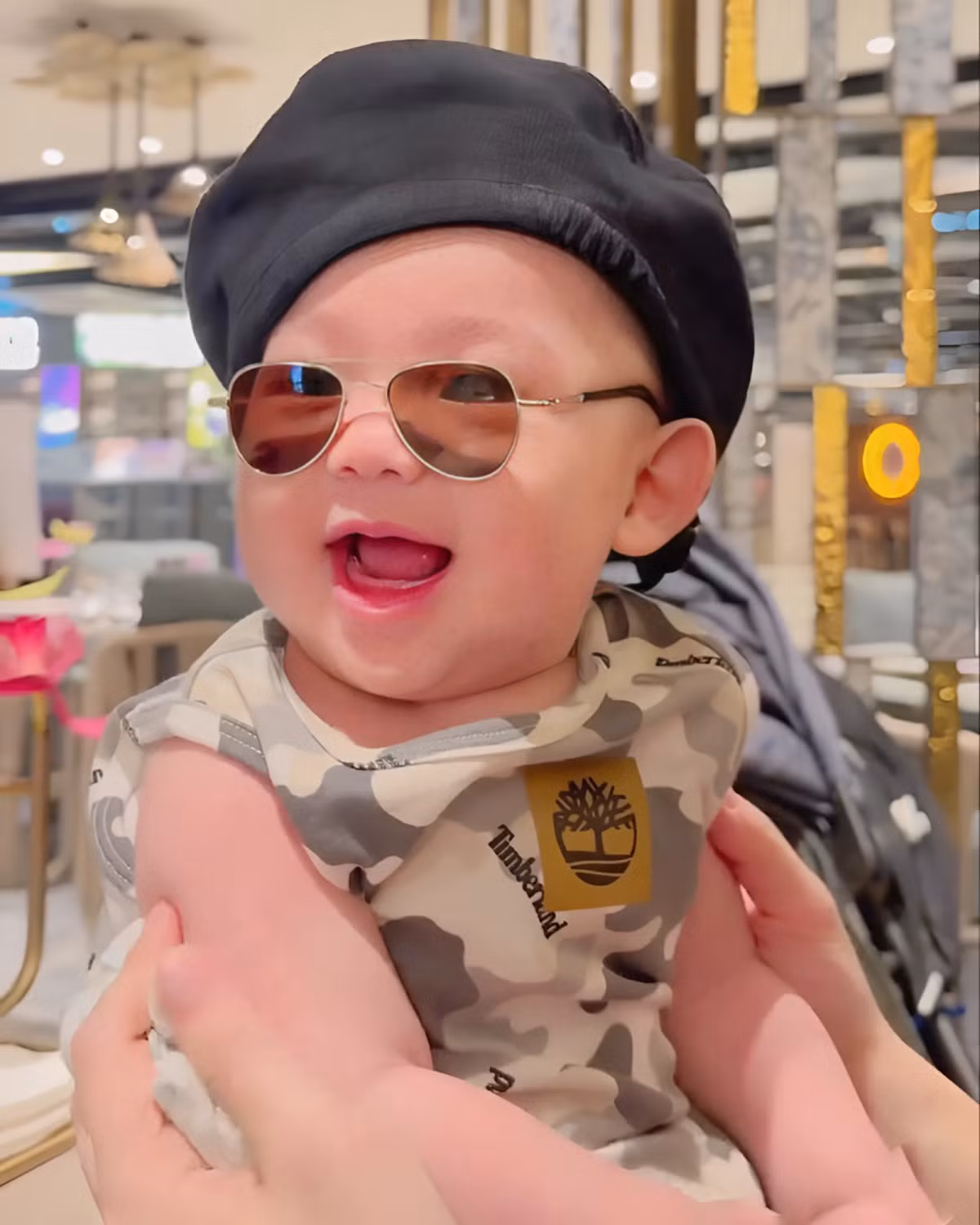 Khoảnh khắc khoe cặp má bánh bao của 'hot boy nhí' được Minh Hằng chia sẻ trên mạng xã hội thu hút nhiều lượt like.