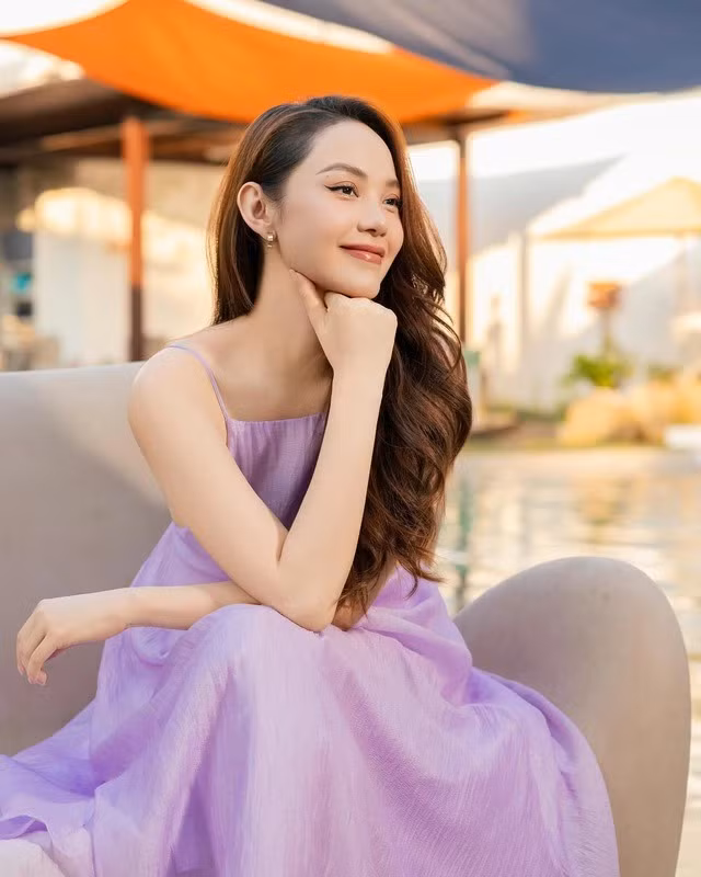Minh Hằng sinh năm 1987, hoạt động nghệ thuật từ thời học sinh. Ngoài vai trò ca sĩ và diễn viên, vài năm nay, cô lấn sân làm nhà sản xuất và nhà đầu tư phim