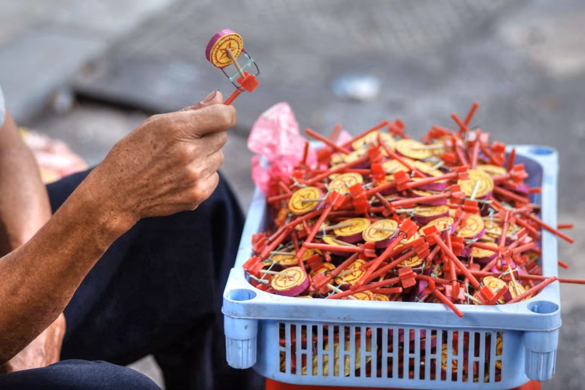 Trống bỏi làng Báo Đáp là đồ chơi Trung thu dân gian thường xuất hiện trên tay những đứa trẻ háo hức chờ rước lân. Ảnh: redsvn.net