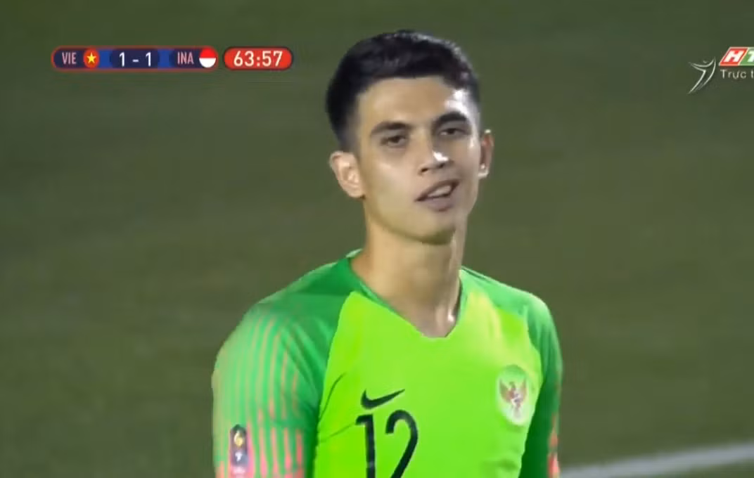 Nadeo Argawinata (SN 1997) là thủ thành của U22 Indonesia. Chính Nadeo là người đã đã có hành động cười nhếch mép khi Thành Chung ghi bàn gỡ hoà cho U22 Việt Nam trong trận đấu vào tối 1/12 vừa qua trong khuôn khổ bảng B, SEA Games 30.