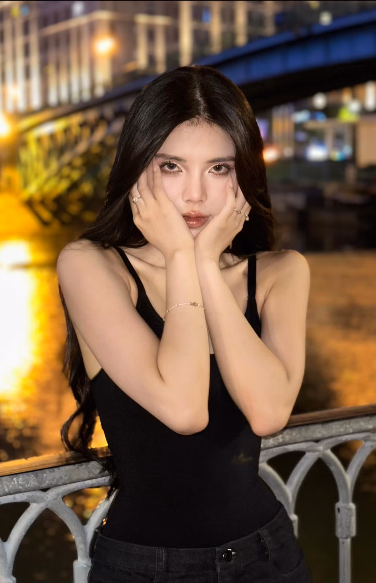 Mai Dora tên thật là Trương Vũ Quỳnh Mai, sinh năm 1995. Cô là hot girl khá nổi tiếng trên mạng xã hội đồng thời cũng là diễn viên trẻ tài năng, thường xuyên vào những vai nữ sinh học đường.