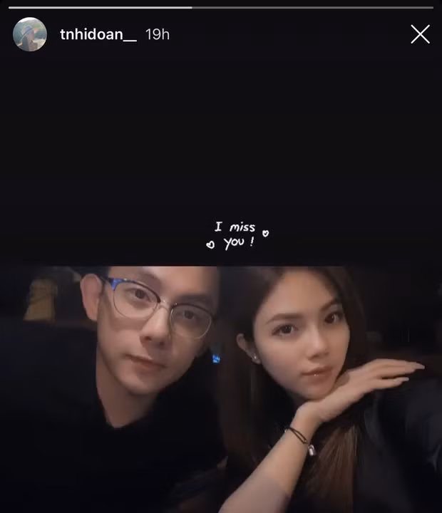 Mới đây nhất, Tống Đông Khuê đã lần đầu bày tỏ tình cảm rất ngọt ngào với bạn gái kể từ sau khi tham gia chương trình. Đáp trả lại bình luận của nửa kia dưới ảnh mình, chàng CEO điển trai viết "I love you" (Anh yêu em).