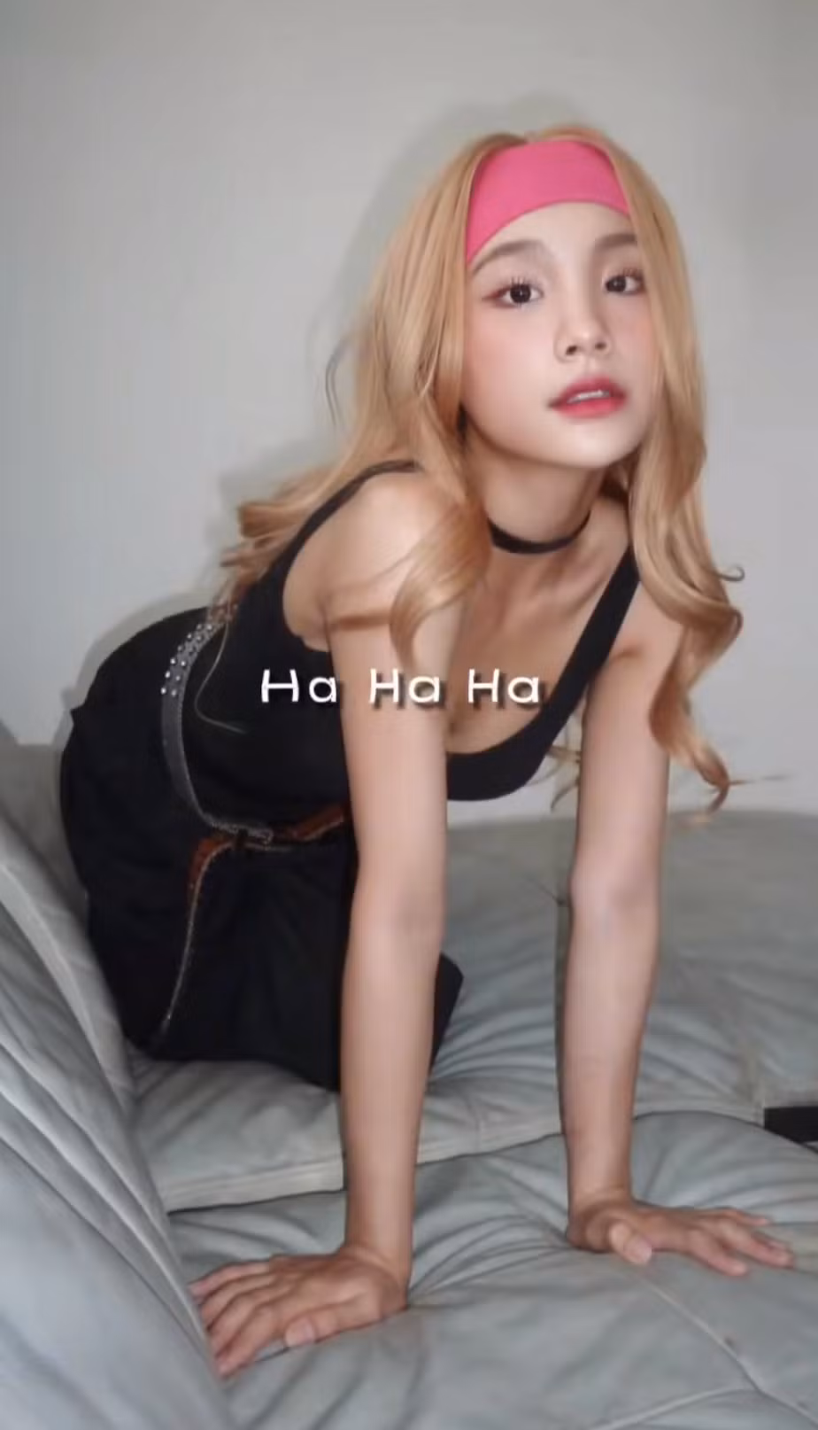 Ceri Thu Hà ban đầu nổi tiếng với biệt danh mỹ nhân người Tày khi làm người mẫu trong nhiều bộ ảnh thời trang.