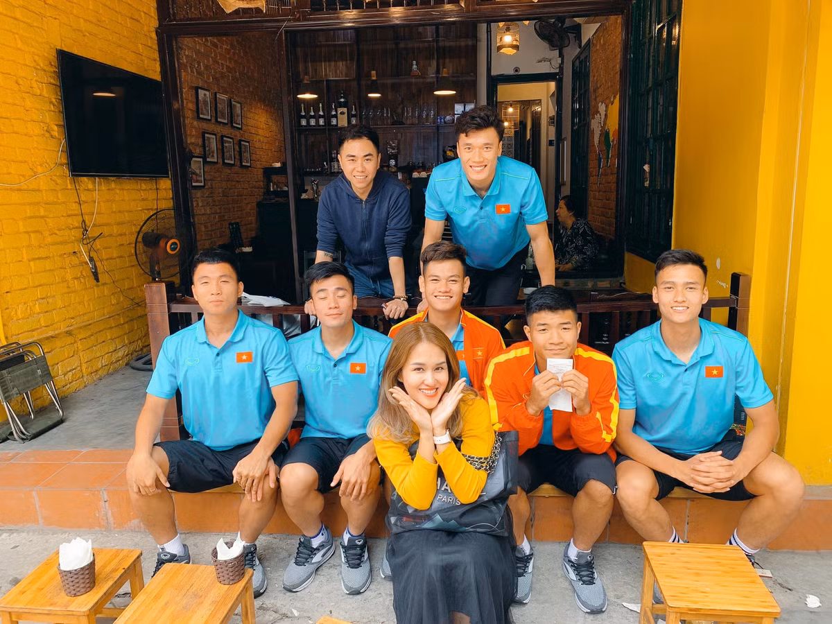 Kiều Trinh Trần được biết đến là quản lý của loạt cầu thủ nổi tiếng như Tiến Dũng, Tiến Dụng, Đức Chinh, Quang Hải, Văn Hậu và Bùi Hoàng Việt Anh. Nhóm quản lý và cầu thủ thường xuyên đăng tải hình ảnh đi chơi, đi ăn cùng với nhau.