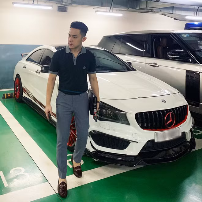 Được biết, chiếc xe mà Đông Khuê thường sử dụng là chiếc Audi A4 có giá khoảng 1 tỷ rưỡi. Ngoài ra trước đây, anh chàng từng sở hữu CLA 45, BMW M3 E93 và BMW 428i Grand Coupe.