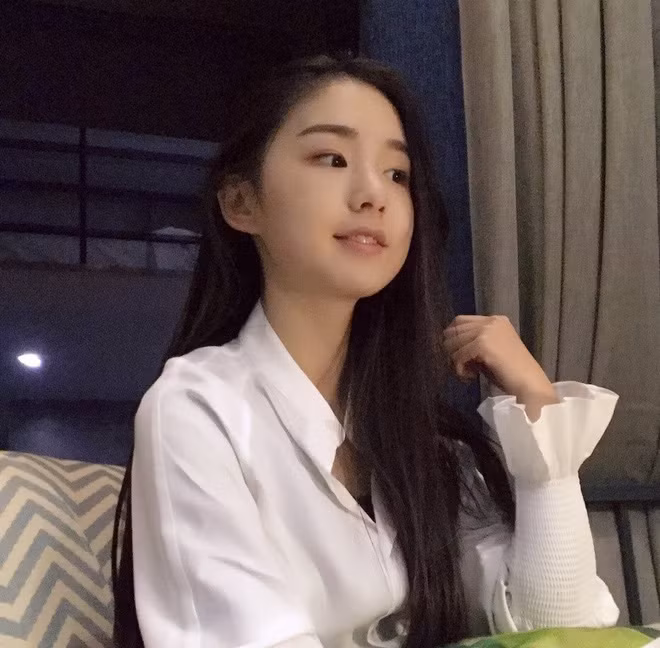 Được biết, Hồ Hiểu hiện đang theo học Đại học Sư phạm Trùng Khánh, khoa Tiếp viên Hàng không.