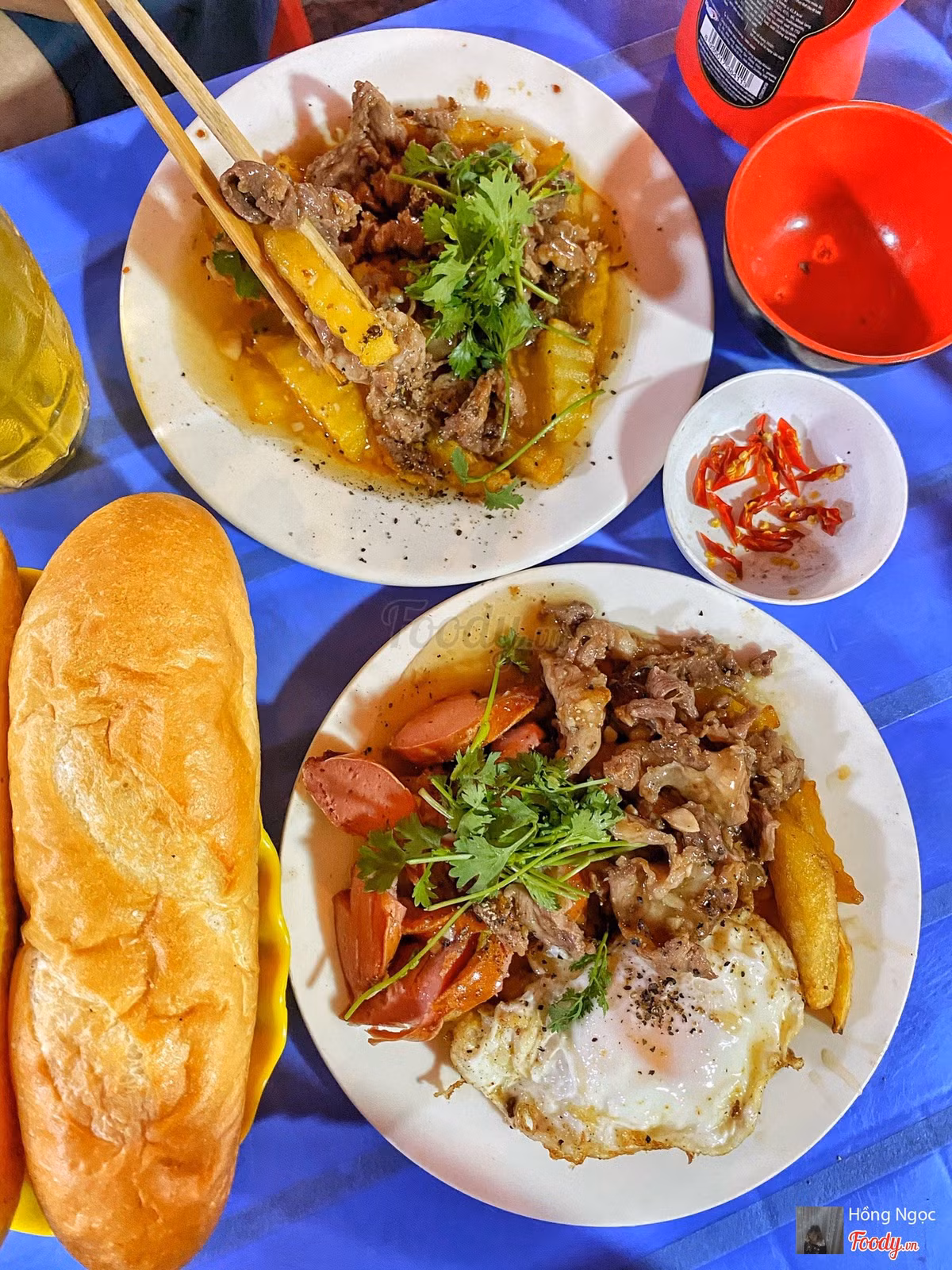 Bánh mì tái lăn cũng là một món nên thử dành cho team không thích ăn đồ nước. Vị thơm mềm mại của thịt bò tái lăn cùng với topping đầy đặn và nước sốt thần thánh sẽ thỏa mãn cơn đói bụng ngay lập tức.