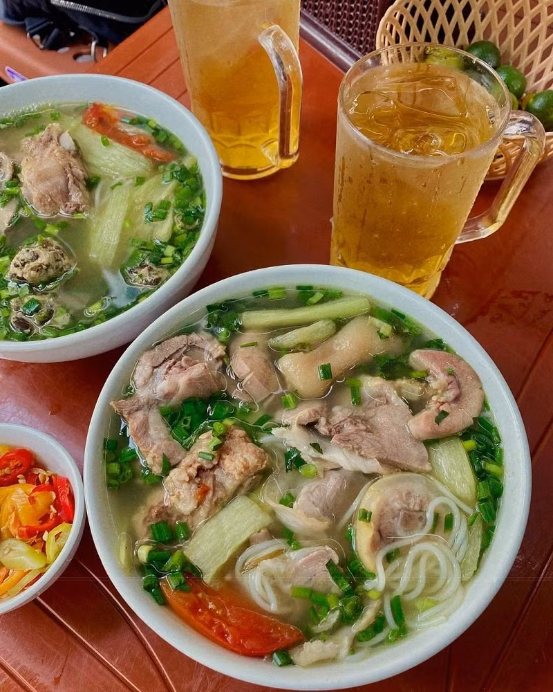 Bún dọc mùng Hà Nội còn có tên gọi khác là bún bung hay bún “ngứa lưỡi”. Món ăn ghi điểm bởi nước dùng thanh nhẹ, màu sắc bắt mắt, thịt chân giò, mọc đều mềm ngọt rất dễ thưởng thức nên rất được lòng các bạn trẻ.