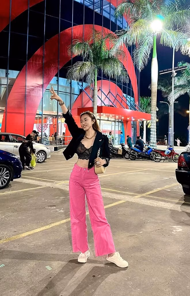 Trên các phiên livestream của mình, Duyên thường diện áo bà ba, đậm chất một người phụ nữ miền Tây. Tuy nhiên ngoài đời, cô nàng có phong cách trẻ trung, năng động.
