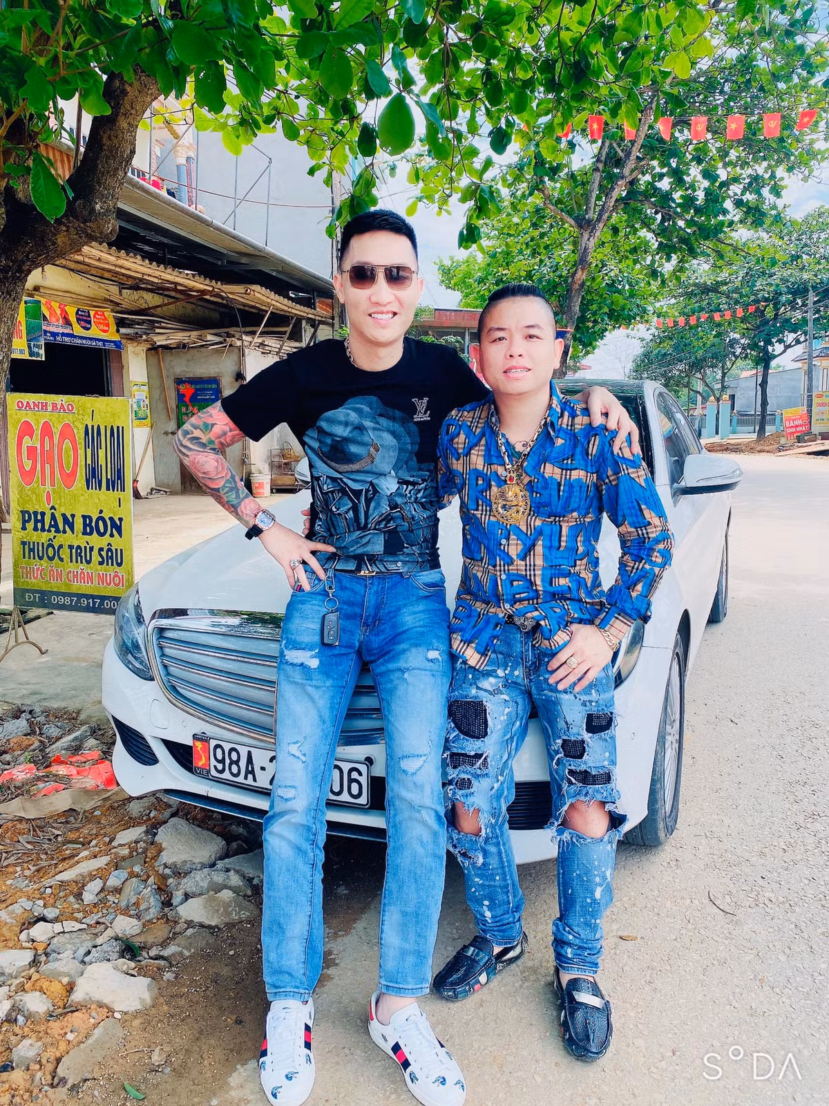 Điều đó chẳng có gì lạ khi mà mối quan hệ của Huấn và Tuyền rất thân thiết, thường xuyên tương tác trên trang cá nhân.