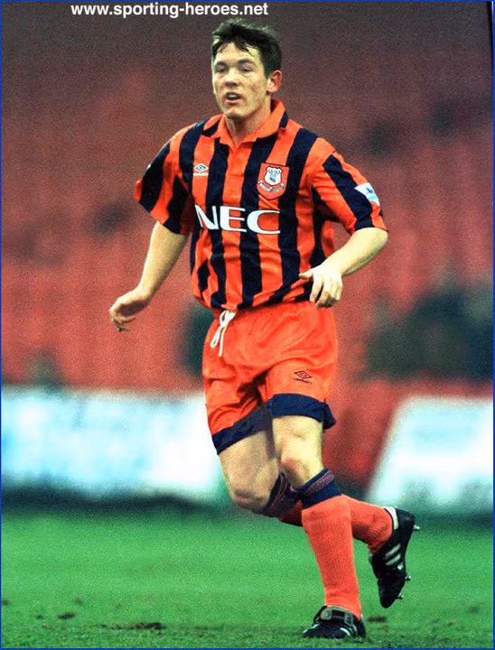 Billy Kenny là tiền vệ của Everton vào năm 1992. Sau một vài màn trình diễn ấn tượng, Billy Kenny được Paul Gascoigne một tượng đài của bóng đá Anh ca ngợi về tài năng.