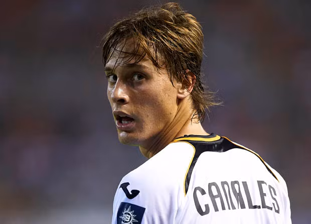 Năm 2011, một cuộc đua để giành được Canales đã nổ ra giữa các đội bóng tại La Liga. Cuối cùng Real Madrid đã thắng cuộc với phí chuyển nhượng khoảng 5,5 triệu USD. Những gì xảy ra sau thương vụ ấy là ác mộng cho Canales (áo trắng). Anh chỉ được ra sân 10 lần ở La Liga cùng Real, trước khi phải bán xới sang Valencia theo diện cầu thủ cho mượn.