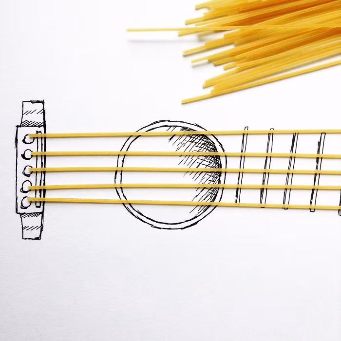 Sợi mỳ thành dây đàn guitar.