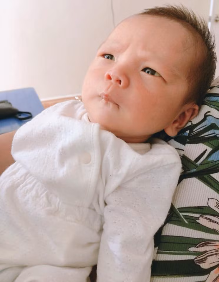 Người mẹ trẻ có nick FB là B.H.V "ca thán" qua những dòng trạng thái: "Người ta bảo khi bầu mẹ như thế nào con sẽ y như thế quả ko sai. Khi mang thai lúc nào tao cũng cau có với bố nó nên là giờ nó nhăn trán mọi lúc mọi nơi, bất chấp thời tiết địa hình, vui phấn khích nó cũng nhăn trán.