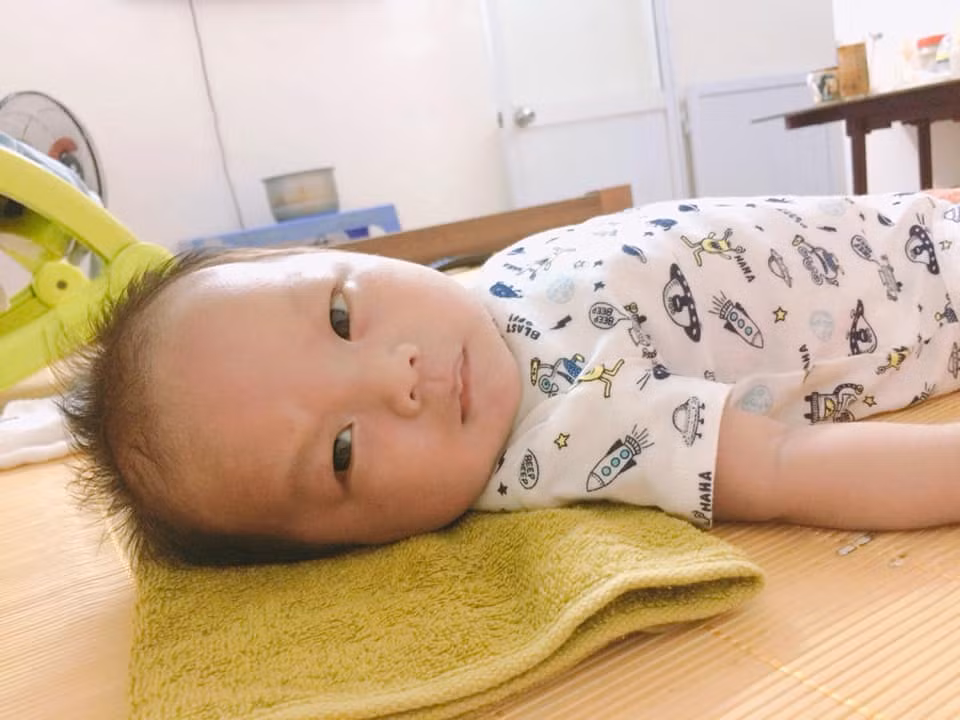 Một số bà mẹ còn đưa ra quan điểm rằng: "Người ta bảo bầu mẹ khóc nhiều buồn nhiều con đẻ ra có đôi mắt buồn lắm, hay cau có đẻ ra mặt con nhăn nhó, cái này nghe nói 6 tháng đầu mang thai đứa bé sẽ phát triển dựa vào cảm xúc của ng mẹ.