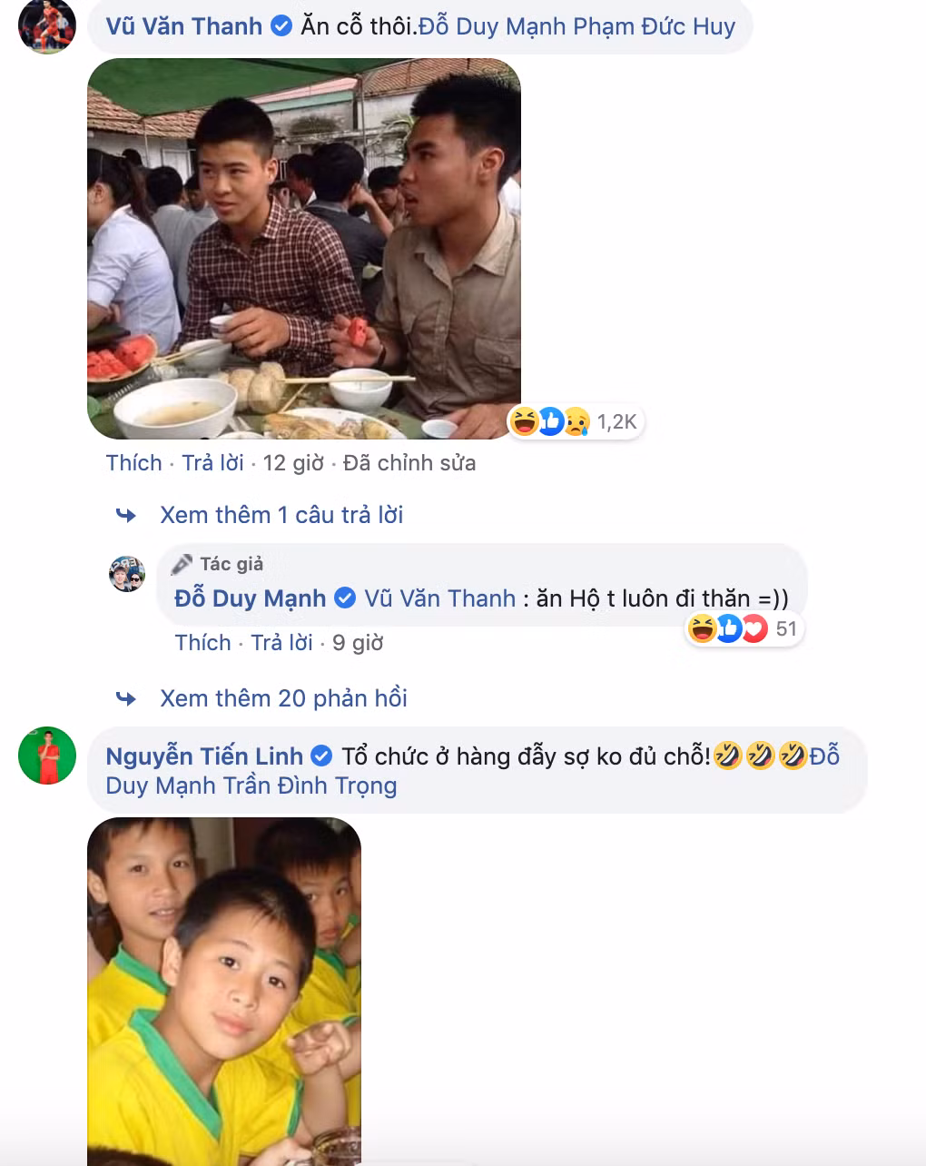 Ngay bên dưới bài viết, đồng đội của Duy Mạnh lập tức có mặt để trêu đùa nam cầu thủ. Trong khi Văn Thanh "đào mộ" bức hình hồi còn trẻ trâu của chú rể và Đức Huy đang ngồi ăn cỗ thì Tiến Linh lại kéo cả Đình Trọng vào dù chẳng hề liên quan.