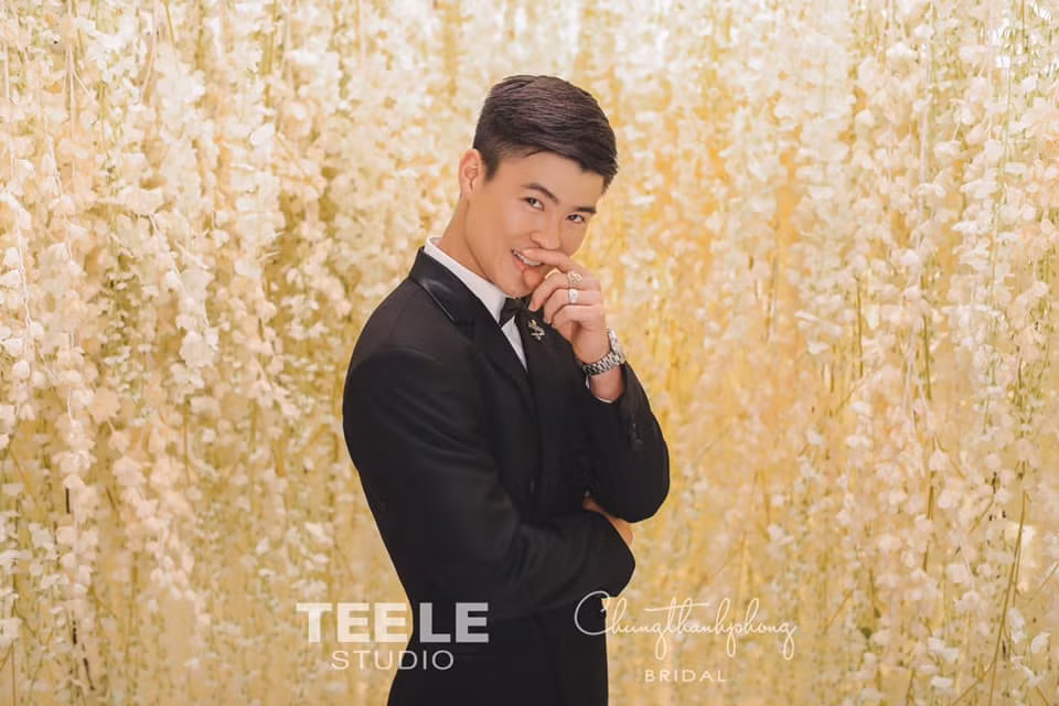 Trước đó, Duy Mạnh và Quỳnh Anh nhiều lần hé lộ bộ ảnh cưới đẹp như trong truyện cổ tích. Trong khi Duy Mạnh được khen ngợi vì diện vest quá đỗi bảnh bao thì vợ sắp cưới của anh cũng xinh đẹp như nàng công chúa.
