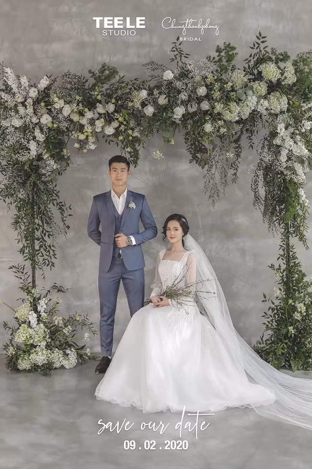 Mới đây, Duy Mạnh tiếp tục "nhá hàng" hình cưới của anh và bạn gái Quỳnh Anh trên trang cá nhân kèm dòng trạng thái "Toang" hài hước. Đặc biệt ở chỗ, lần này, nam cầu thủ hé lộ ngày chính thức về chung một nhà của cả hai bằng dòng chữ được thiết kế cực nổi bật trên ảnh: "Save our date", theo đó, 09/02/2020 sẽ là ngày tổ chức hôn lễ.