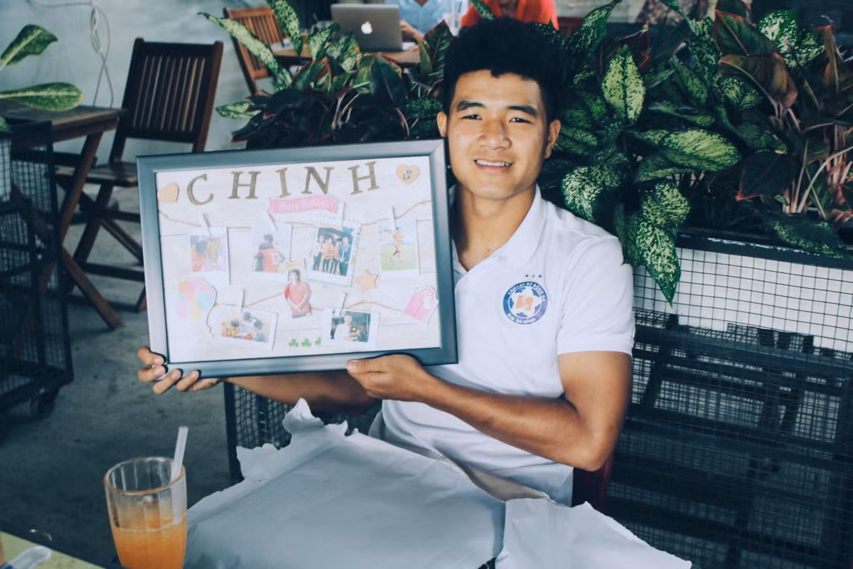 Trước khi hội quân cùng tuyển U22 Việt Nam, Hà Đức Chinh khiến người hâm mộ chú ý bởi mái đầu nấm xoăn tít của mình.
