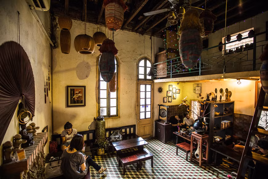 Với không gian kiến trúc Pháp đầu thế kỷ 20 và trần cao, quán cafe Nội xưa này luôn thoáng mát trong những ngày hè oi bức.