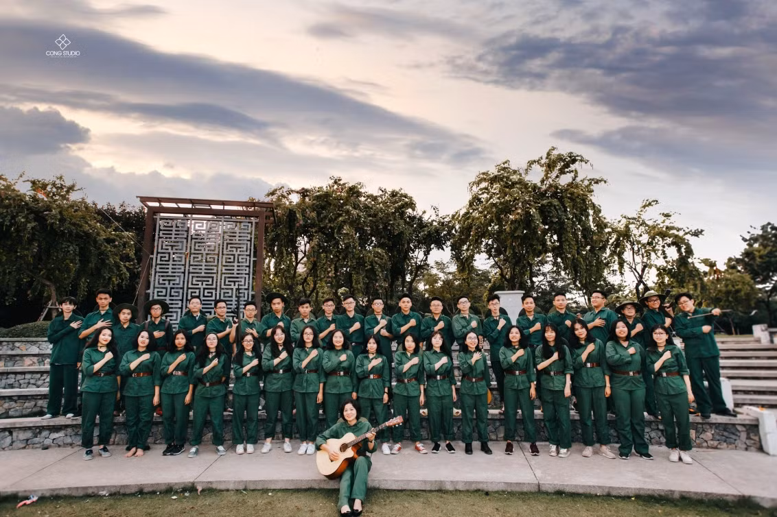 Giờ đây, những hình ảnh học môn quốc phòng cũng được các bạn trẻ đưa vào trong kỷ yếu lớp để ghi lại quãng thời gian gắn bó thân thiết, vui vẻ bên nhau.