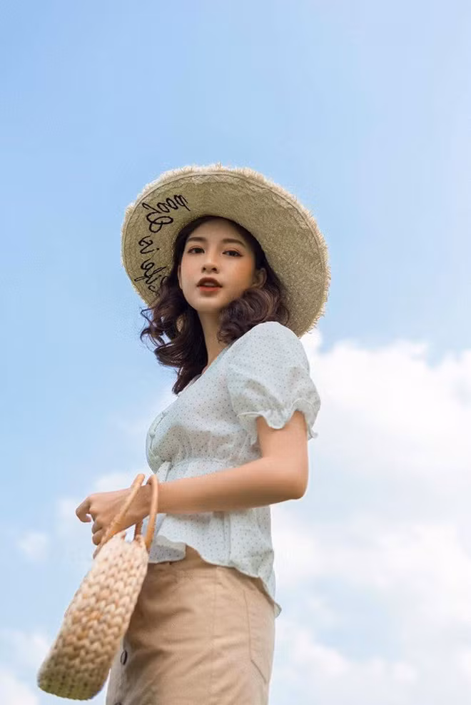 Tuy vậy, cô bạn nhận định bản thân là người khá giản dị, không chăm chút nhiều cho vẻ ngoài của bản thân.
