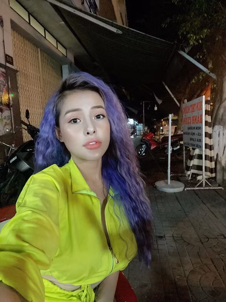 Phần mũi và cằm của hot girl tai tiếng cứng đơ, trong khi đó môi lại quá dày khiến cô nàng bị dân mạng đem ra so sánh với hình ảnh con cá.