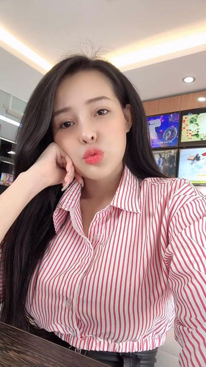 Ngoài ra, cách ăn mặc của Ngân 98 thời điểm đó cũng nhận được nhiều lời khen ngợi bởi kín đáo nhưng vẫn sexy.
