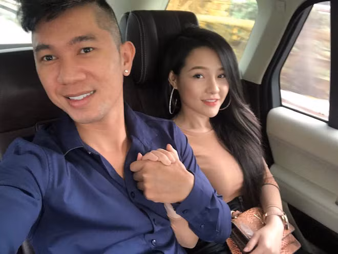 Khi mới hẹn hò với Lương Bằng Quang, Ngân 98 đã bắt đầu động chạm dao kéo nhưng ở mức độ vừa phải, vẫn có nét xinh tự nhiên, mềm mại.