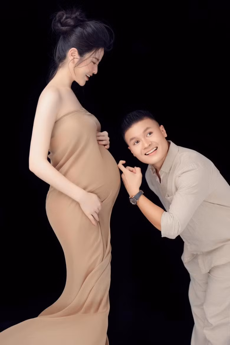 Nhiều người đã nhanh chóng để lại những bình luận hài hước dưới bức hình của cặp đôi: "Haha cặp này đáng yêu thế", "hú hồn làm em cứ tưởng thật, anh chị này đúng giỏi bày trò thôi".