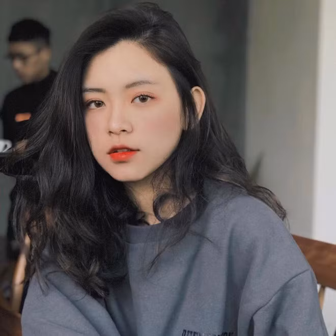 Phan Khánh Ngọc (sinh năm 1999) sở hữu gương mặt V-line, đôi mắt to và sống mũi cao.