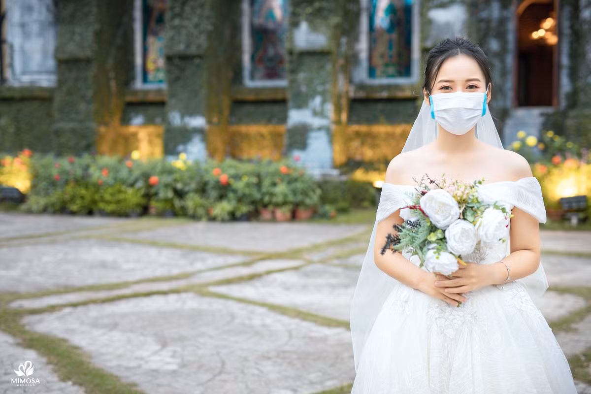 Mặc dù bịt khẩu trang kín mặt nhưng cô dâu vẫn được nhận xét là xinh xắn, duyên dáng.