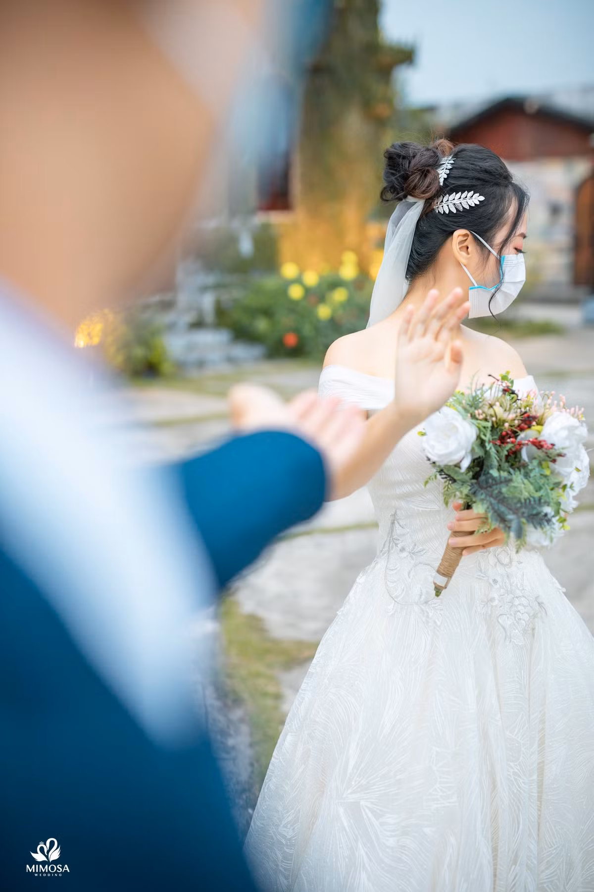 Theo đó, cô dâu, chú rể đều bịt khẩu trang kín mít tránh lây bệnh. Thậm chí trong một vài khoảnh khắc, cô dâu còn từ chối cầm tay, gần gũi với chú rể để tránh lây lan dịch bệnh corona khiến người xem vừa thương vừa buồn cười.