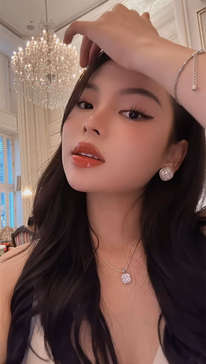 Bên cạnh đó, nàng WAG này còn là chuyên viên tư vấn đầu tư lĩnh vực chứng khoán.
