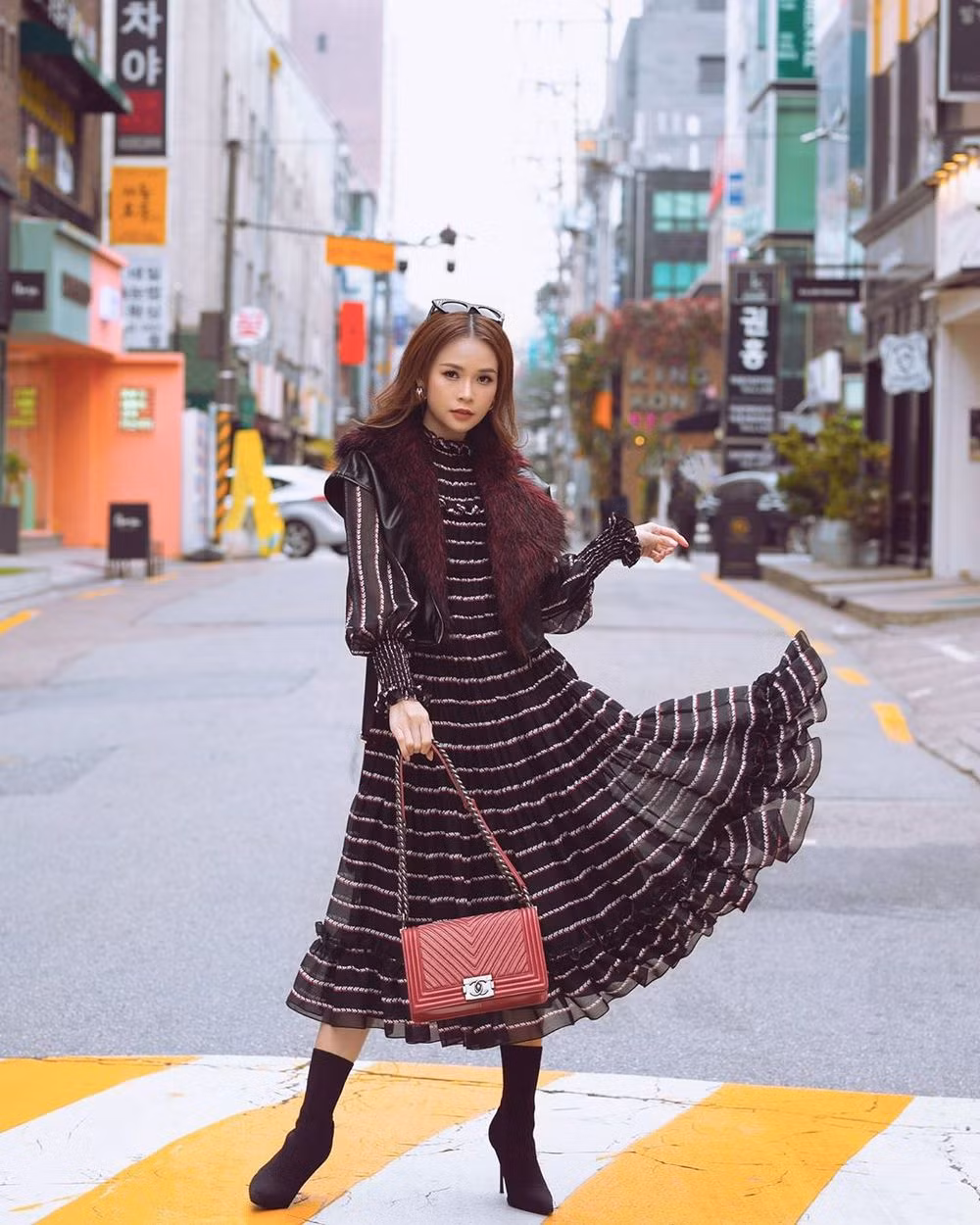 Tên thật của cô nàng Sam là Hà My, cũng sinh năm 1990, là hot girl đời đầu vô cùng nổi tiếng của mảnh đất Sài thành.