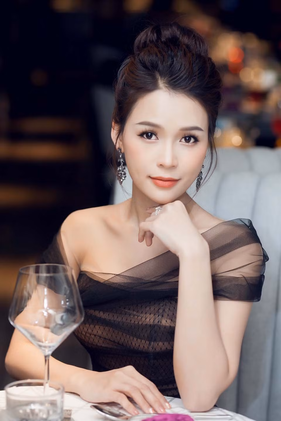 Vốn nổi tiếng là hot girl mẫu ảnh, nhưng Sam dần thay đổi và phát triển bản thân trên con đường nghệ thuật. Cô hiện là diễn viên và MC trẻ được rất nhiều người yêu mến.