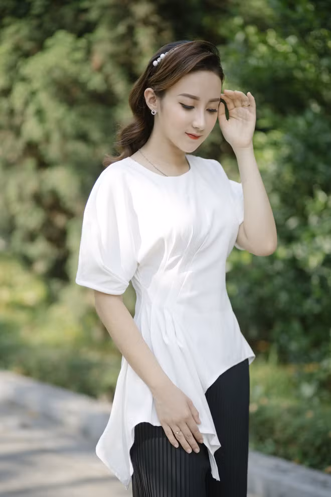 Nữ sinh 9X không lo lắng hay quan tâm quá nhiều đến dư luận xã hội vì cô bạn cho rằng bản thân không làm sai, không làm ảnh hưởng đến bất kỳ ai và luôn chịu trách nhiệm với mọi quyết định của mình.