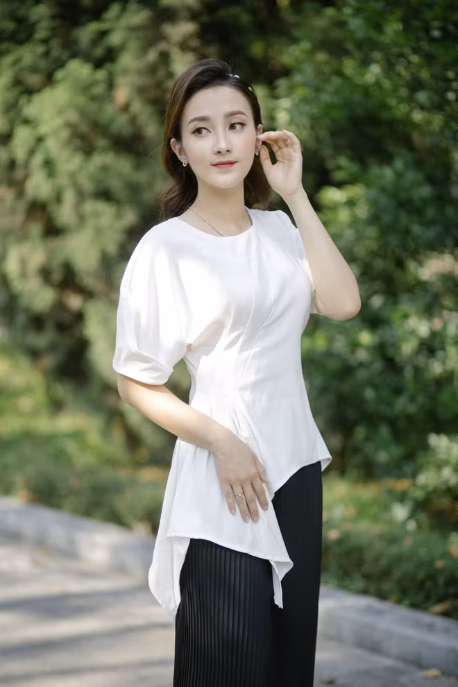 "Đối với bản thân mình, kết hôn sớm hay muộn không quan trọng, đến được với nhau đã là một cái duyên, mình nên trân trọng điều đó. Quan trọng là cả hai hợp nhau, biết chia sẻ, thấu hiểu, có nhược điểm sẽ giúp đỡ nhau biến đó thành cái ưu điểm, hài hòa mọi thứ. Khi mình gặp được một người, đồng cảm với mình về mọi thứ thì đó là một điều may mắn.Và ở chồng mình, mình luôn cảm nhận được những điều đó nên chúng mình đã đi đến kết hôn. Hai vợ chồng đã quen nhau lâu, có thời gian tìm hiểu, bố mẹ hai bên đều ủng hộ, miễn hai vợ chồng sống hạnh phúc là bố mẹ mừng.", Như tâm sự.