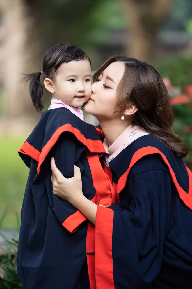 Quỳnh Như cho biết: "Mình có con khi mới là sinh viên năm nhất, con đến trường rồi ngồi học cùng mình, thậm chí tiếp thêm động lực cho mình trong mỗi kỳ thi. Cho nên kết thúc bốn năm Đại học, mình muốn có bộ ảnh kỷ yếu cùng với chồng con mặc áo cử nhân. Hai mẹ con cùng tốt nghiệp, con cũng như là bạn thân của mình vậy!"