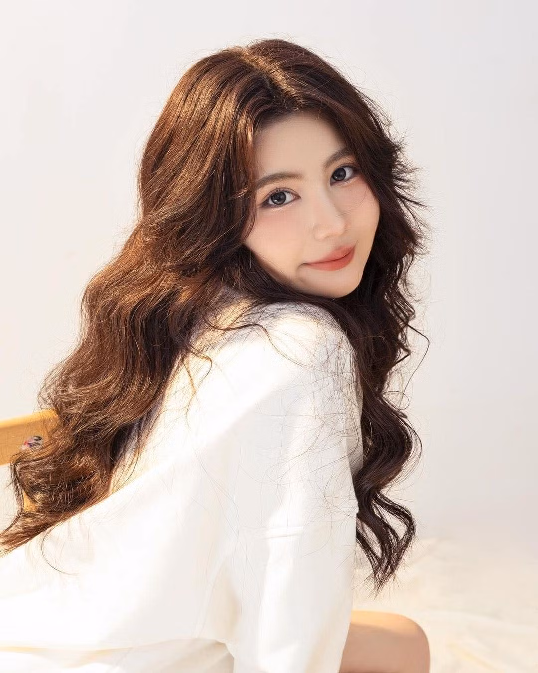 Hạt Dẻ sở hữu đôi mắt to tròn, mũi cao thẳng, cô nàng được đánh giá có nhan sắc xinh đẹp, sắc sảo.
