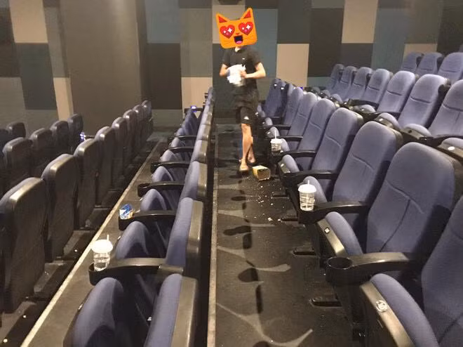 Mới đây, CĐM lại một lần nữa dậy sóng khi bài viết của tài khoản K.C đăng tải trên Facebook kể về câu chuyện thiếu ý thức khi xả rác ngay trong rạp chiếu phim.