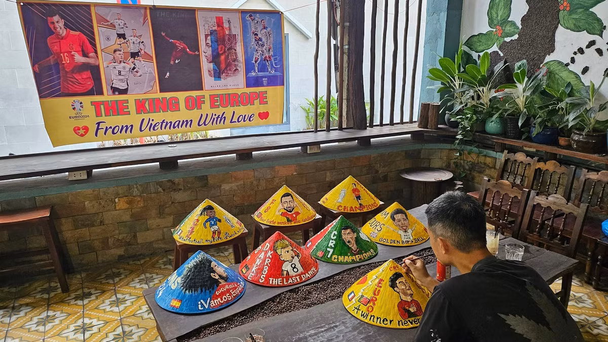 Cùng đi với Trường Định trong hành trình kéo dài 20 ngày, từ 17/6 đến hết vòng knock-out của EURO 2024 còn có vợ chồng Nguyễn Nhật Minh - Võ Thị Kim Quyên. Gần 2 năm trước tại “mùa đông đổ lửa” tại Qatar, cả hai cũng cùng nhau theo dõi 8 trận đấu tại World Cup 2022.