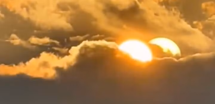 Vào năm ngoái, một người đàn ông ở Tứ Xuyên, Trung Quốc đã đăng tải một video cho thấy hai Mặt Trời xuất hiện cùng lúc
