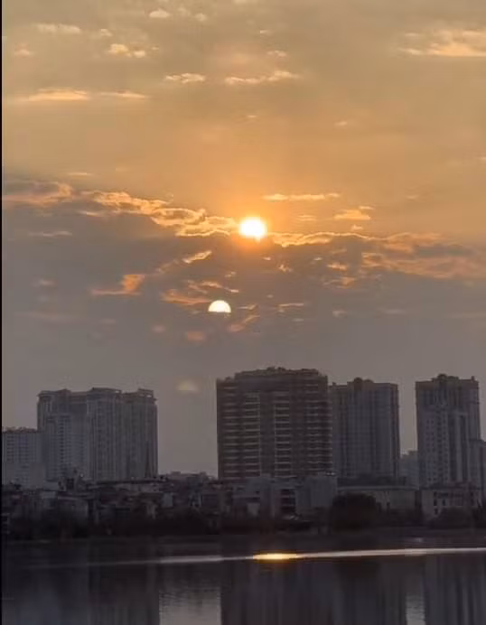 Theo đó, hiện tượng này xảy ra do sự khúc xạ và tán xạ của ánh sáng trong khí quyển khi gặp điều kiện phù hợp, tạo ra một hoặc nhiều ảnh ảo của mặt trời