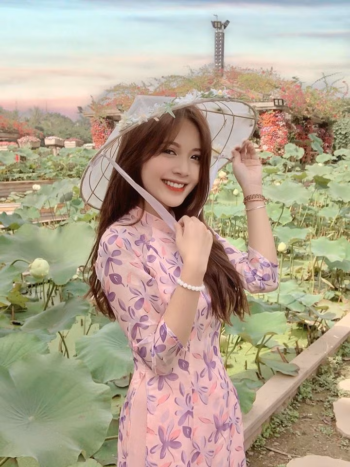 "Hồi đi học, thỉnh thoảng mình cũng đi làm mẫu ảnh, lúc đó làm chỉ vì yêu thích thôi. Sau khi khi ra trường, may mắn có cơ duyên nên mình bắt đầu thử sức với một số vai diễn. Ngày mới đi quay mình rất tự ti, rụt rè, còn xin đạo diễn phân cho vai nào không cần thoại chỉ cần đứng hoặc ngồi im. Mọi người trong đoàn đều buồn cười nhưng vẫn động viên mình thử sức. Được mọi người tin tưởng, những lần sau dần quen nên hiện tại mình đã tự tin hơn rất nhiều".