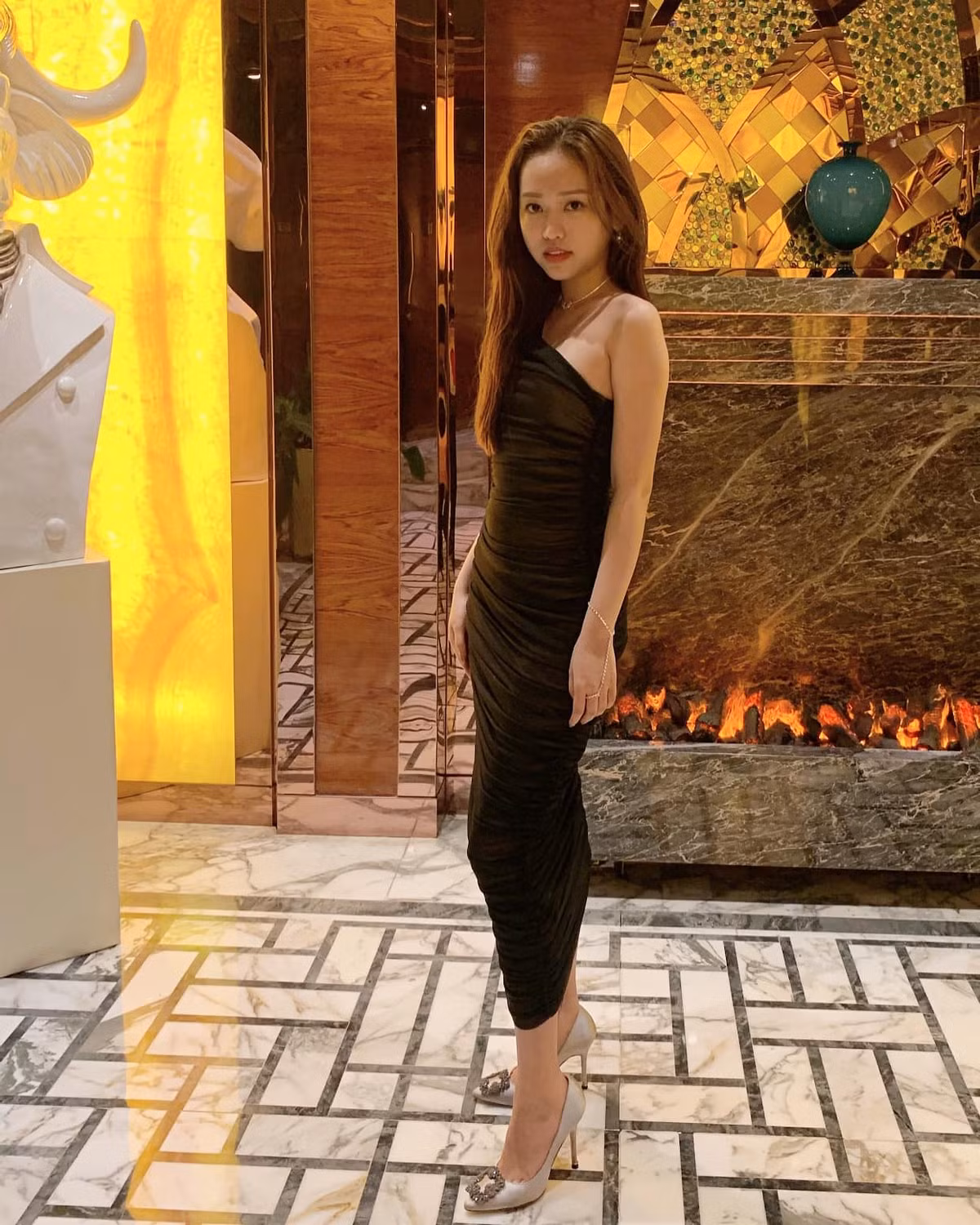 Mỗi lần xuất hiện, hot girl Thuý Vi lại trở thành tâm điểm chú ý. Mới đây, khi tham dự tiệc Valentine cùng bạn bè, cô nàng lại một lần nữa bị dân mạng lôi ra bàn tán vì diện trang phục được nhận xét là phản cảm, lộ nội y.
