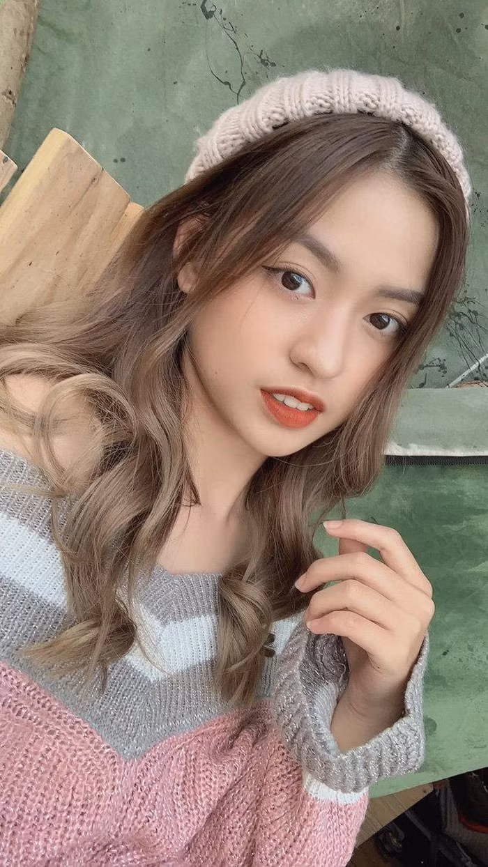 Trần Thanh Tâm nổi tiếng từ mạng xã hội Tik Tok với clip thả thính "Trứng rán cần mỡ/ Bắp cần bơ/ Yêu không cần cớ/ Cần cậu cơ". Thời gian gần đây cô liên tục vướng phải rùm beng vạ miệng không đáng có.